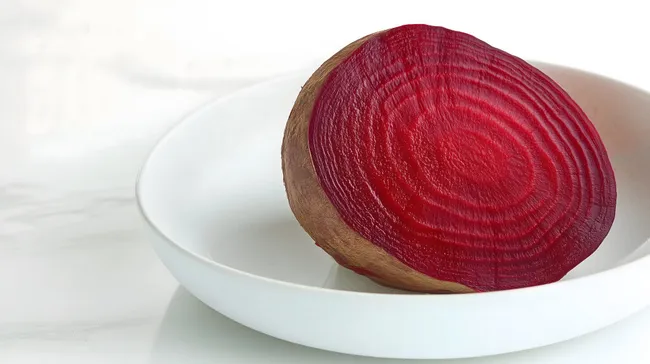 Leuchtend rote Scheibe einer frischen Roten Beete