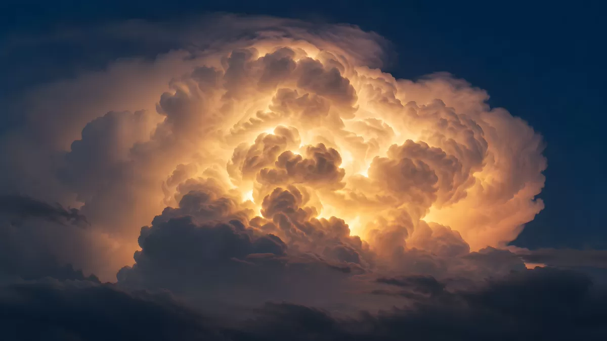 Leuchtende Gewitterwolke am dunklen Abendhimmel