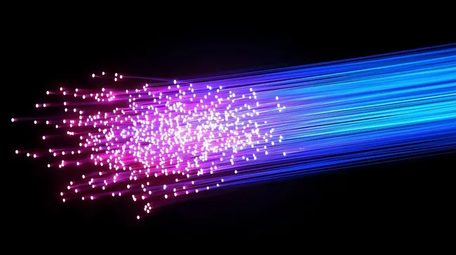 Leuchtende Glasfaserkabel in blau und violett