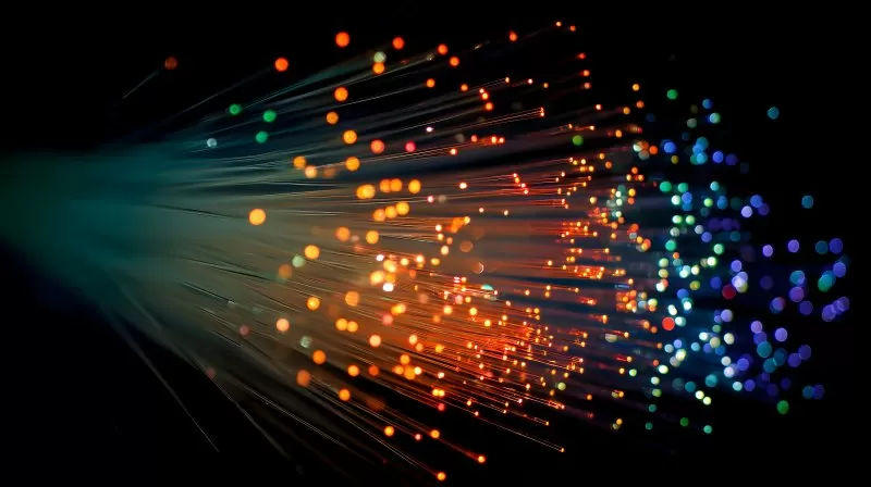 Leuchtende Glasfaserkabel mit orangem Lichtstrahl