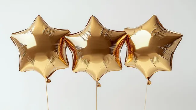 Leuchtende goldene Sternluftballons auf weißem Hintergrund