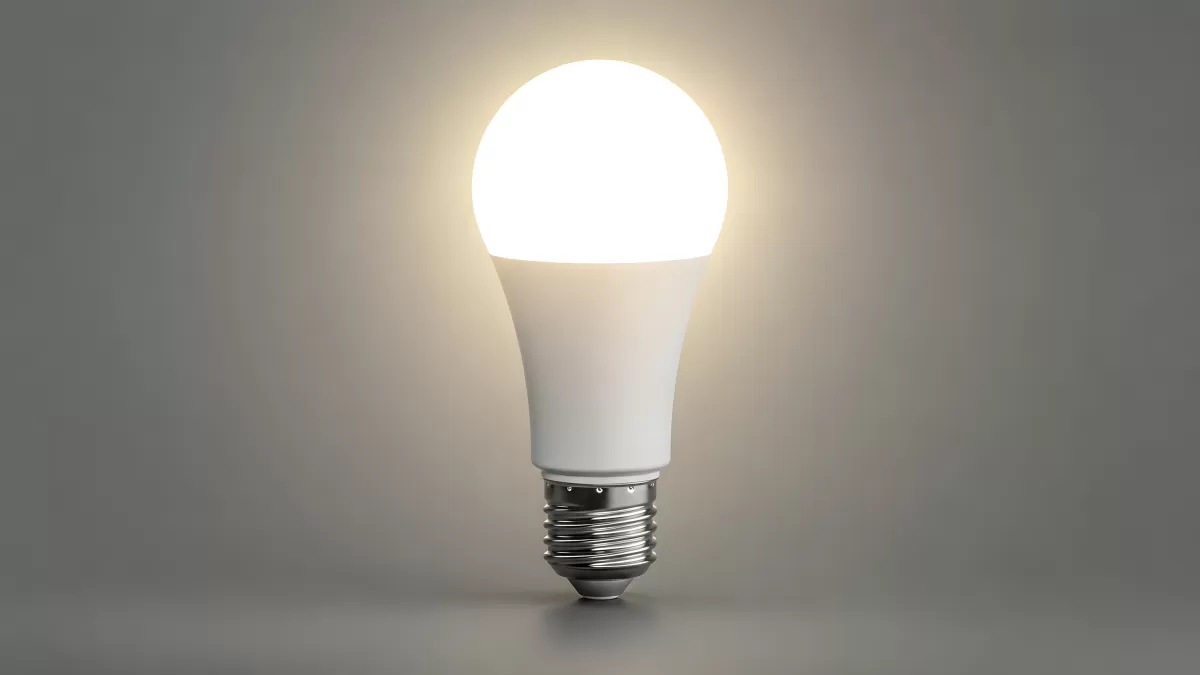 Leuchtende LED-Glühbirne vor grauem Hintergrund