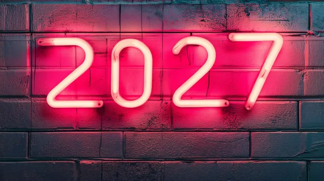 Leuchtende Neonzahlen '2027' auf Backsteinmauer