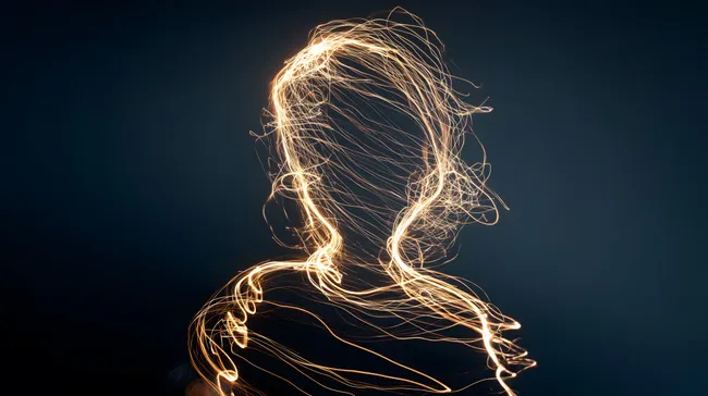 Leuchtende Silhouette auf dunklem Hintergrund