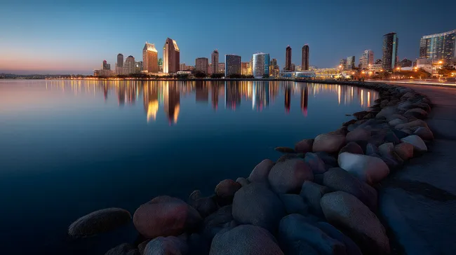 Leuchtende Skyline von San Diego bei Nacht