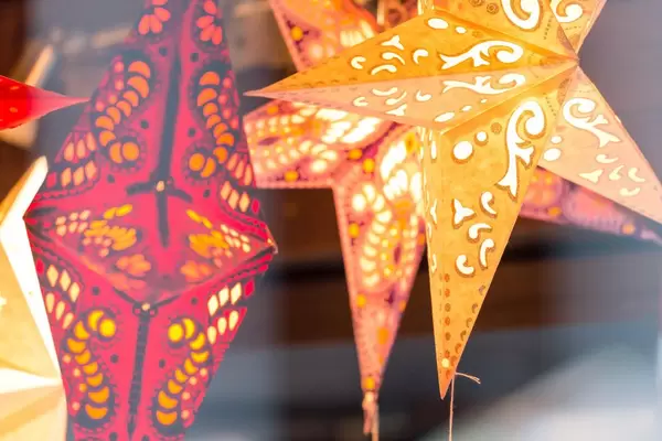 Leuchtende Sterne und weitere Deko