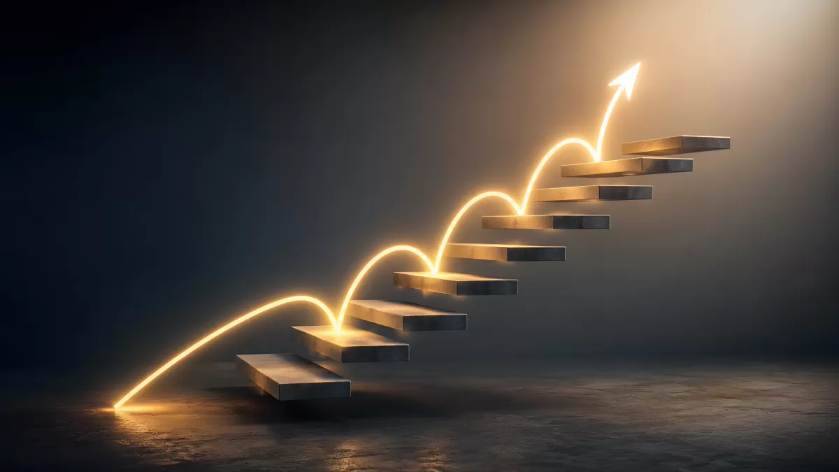 Leuchtende Treppe mit goldenem Pfeil nach oben