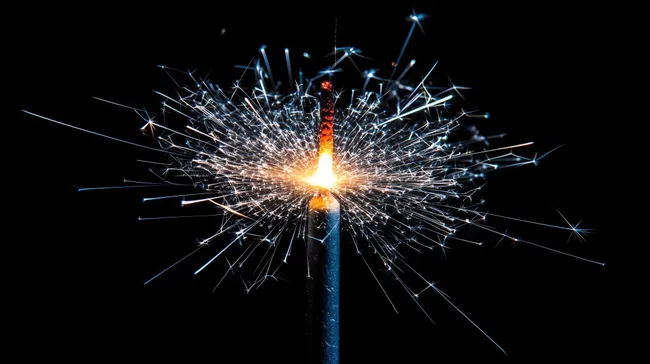 Leuchtende Wunderkerze in der Dunkelheit