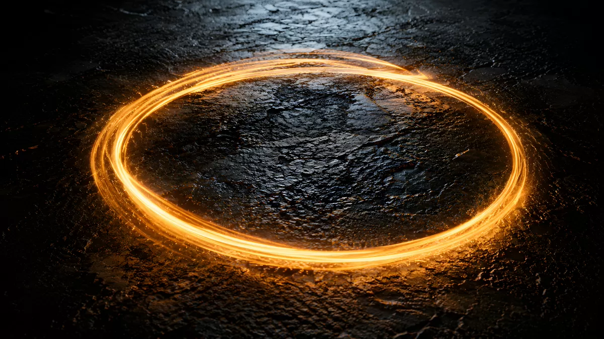 Leuchtender Feuerring auf dunklem Asphalt bei Nacht