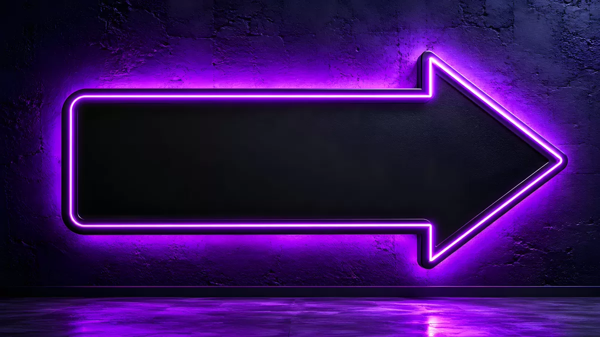 Leuchtender Neonpfeil in Lila an dunkler Betonwand