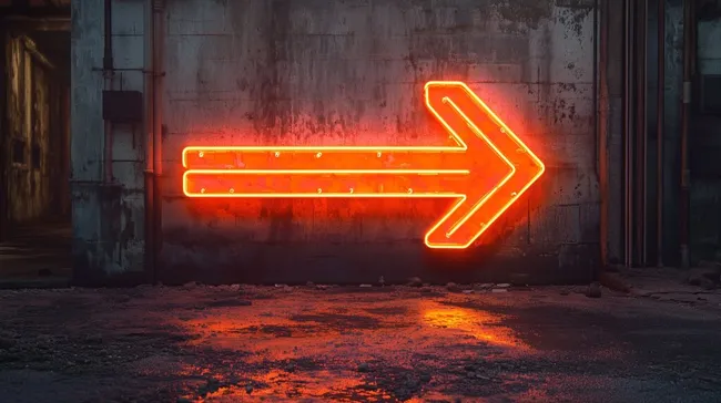 Leuchtender Neonpfeil in verlassener Industriehalle