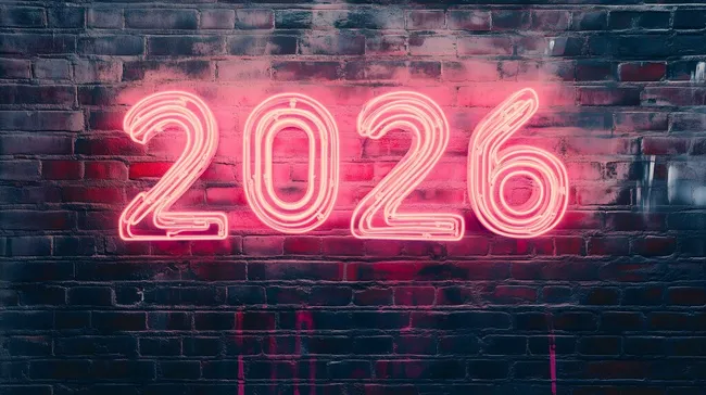 Leuchtendes 2026-Schild auf Backsteinmauer