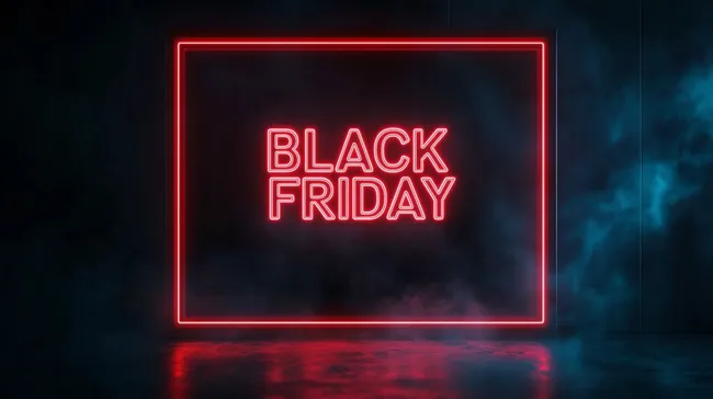 Leuchtendes Black Friday Neon-Schild vor dunkler Rauchkulisse