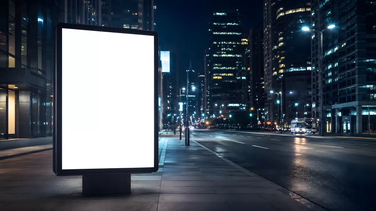 Leuchtendes Stadtplakat bei Nacht auf Gehweg