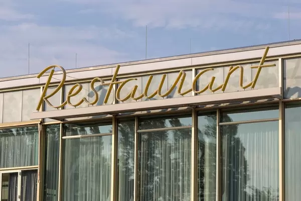 Leuchtschrift Restaurant tagsüber