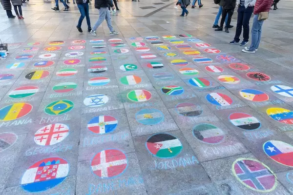 Leute Spenden im Namen ihres Landes Geld in einer Fussgängerzone