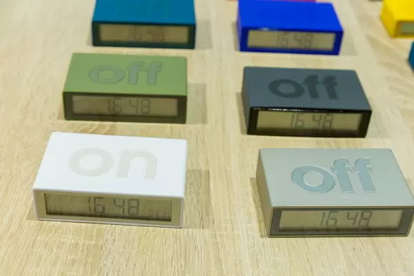 Lexon Essentials drehbarer LCD-Reisewecker in bunten Farben