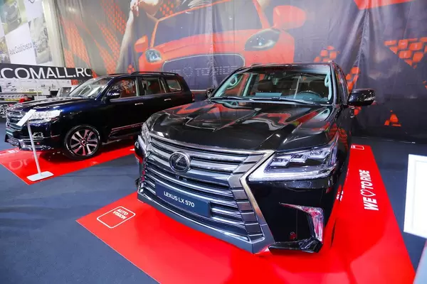 Lexus LX 570 großer Geländewagen im Schwarz