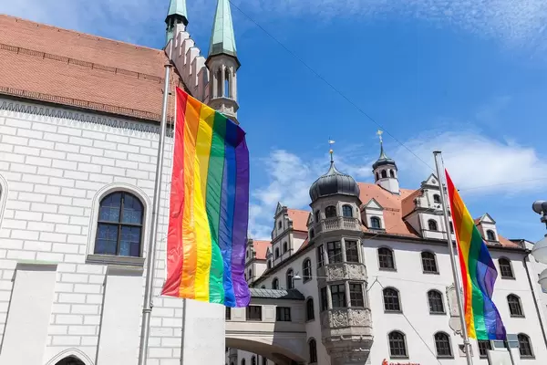 LGBTQ-Regenbogenflaggen am Alten Rathaus in München, während des Munich Pride Festivals und Parade zum Christopher Street Days