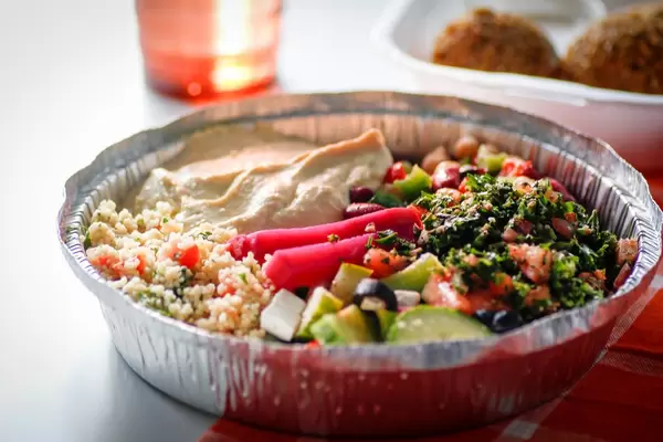 Libanesisches Gericht mit Humus, Fallafel, Couscous und Bohnen