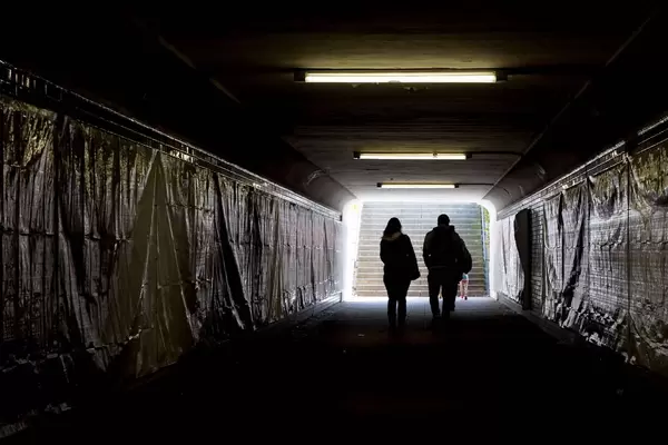 Licht am Ende einer Unterführung mit Fußgängern