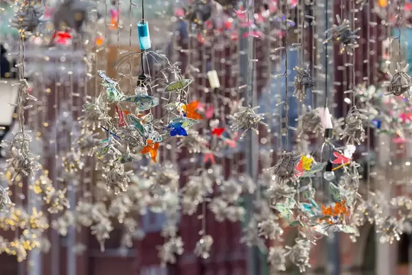 Lichter und Dekoration auf der Nikolskaja-Straße in Moskau