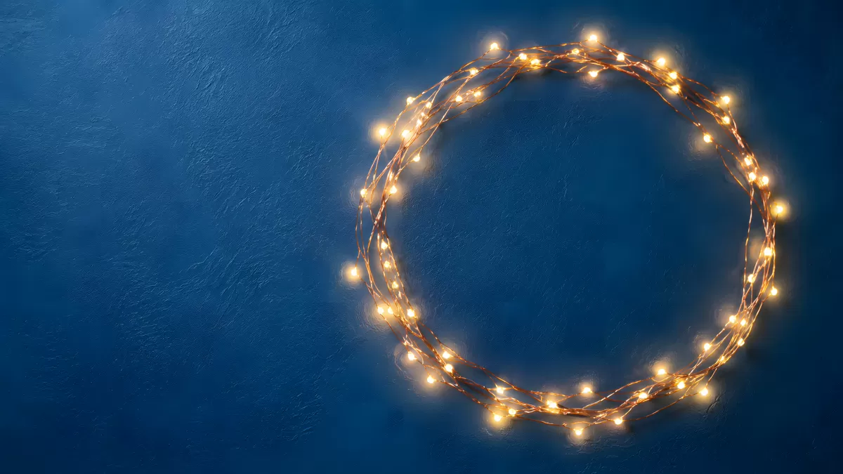 Lichterkette als leuchtender Kreis auf blauem Hintergrund