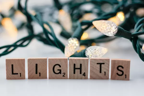 Lichterkette im Hintergrund mit dem Wort Lights im Vordergrund