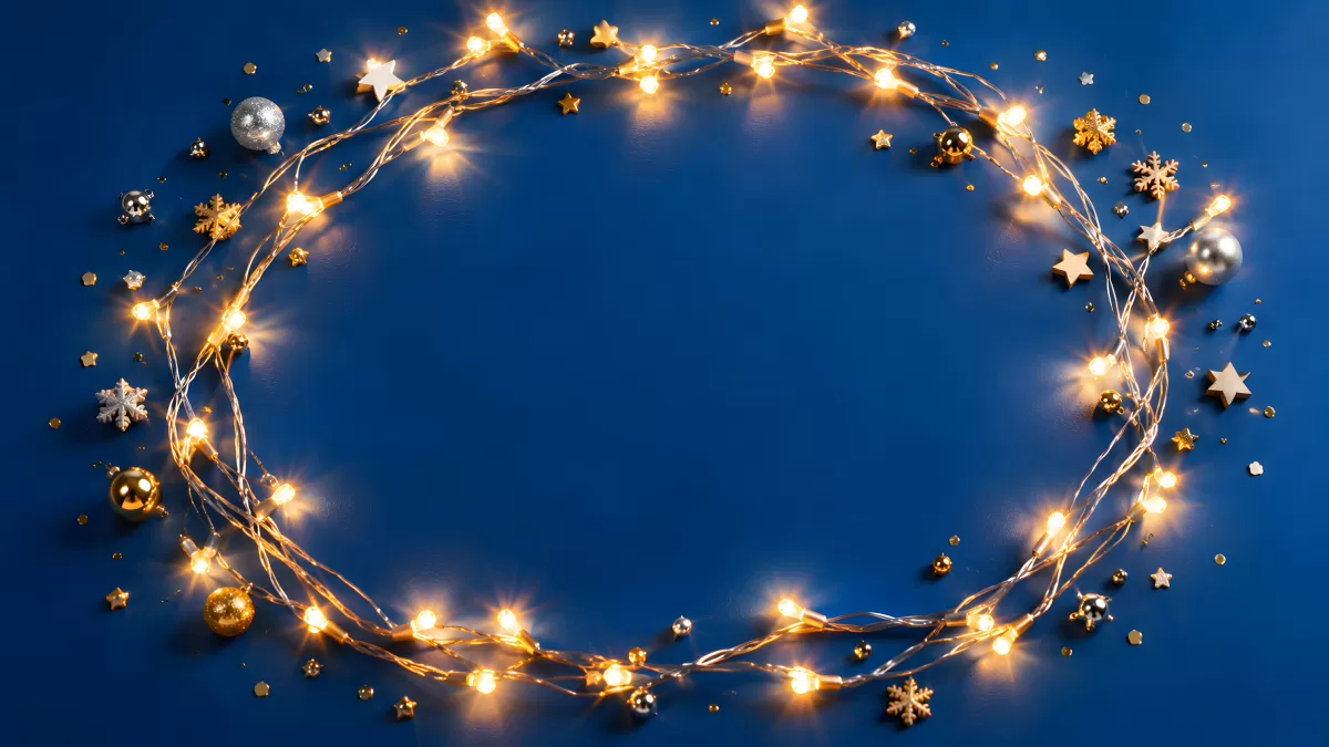 Lichterkranz mit Weihnachtsdeko auf blauem Hintergrund