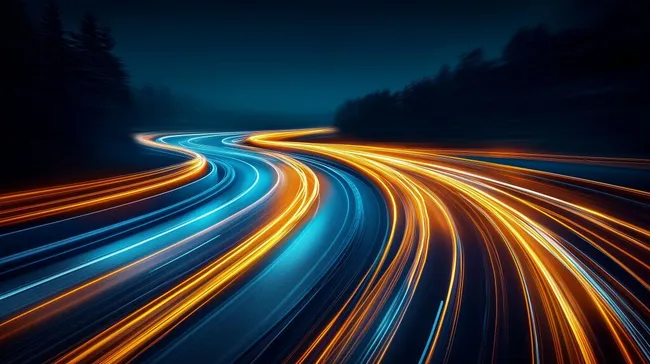 Lichtspuren auf Autobahn bei Nacht