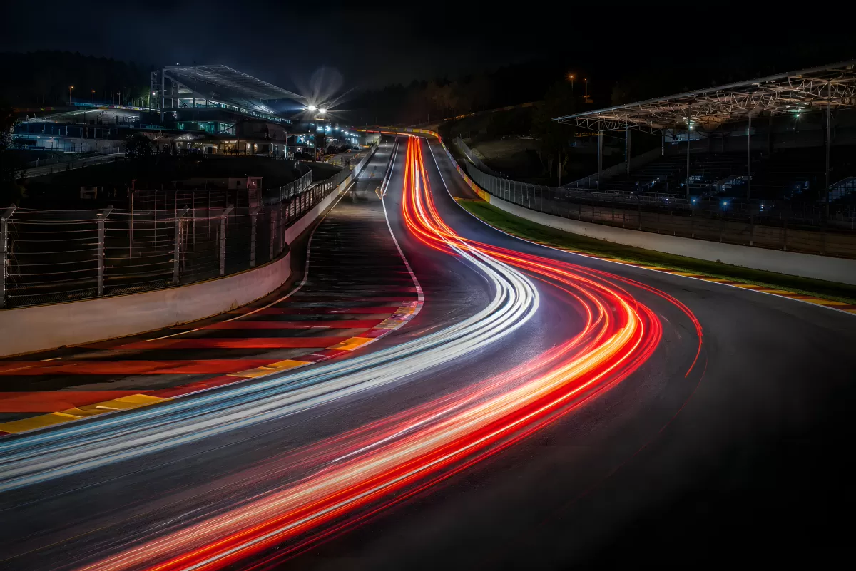 Lichtspuren auf einer Rennstrecke bei Nacht