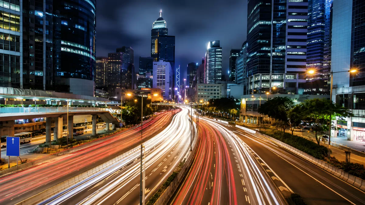 Lichtspuren auf städtischer Schnellstraße bei Nacht