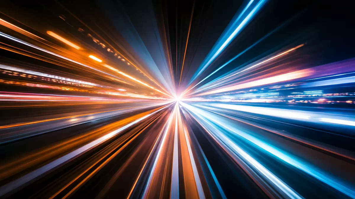 Lichtspuren in Bewegung durch dunklen Tunnel