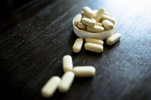 Lid with Vitamin C pills