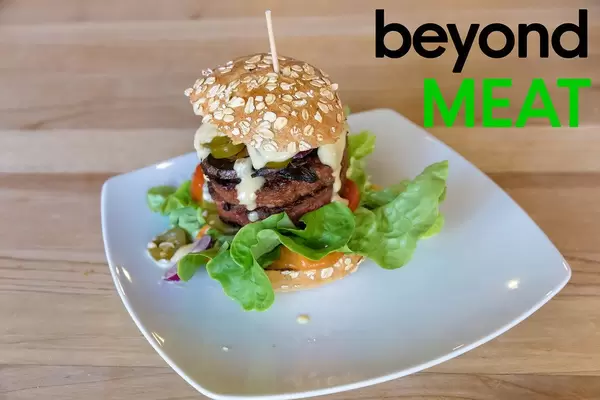 LIDL verkauft sojafreier, glutenfreier Beyond Meat Burger, für Veganer, im Brötchen, mit frischem Salat, Burgersoße und Gemüse