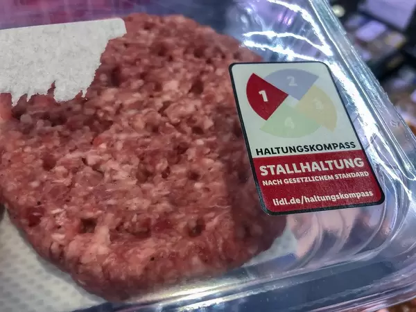 Lidl zeigt neues Fleischlabel - Haltungskompass mit Stallhaltung, um über das Tierwohl im 4-Stufen-Modell aufzuklären