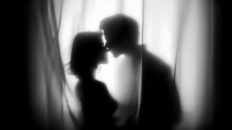 Liebespaar Silhouette hinter Vorhang in Schwarz Weiß