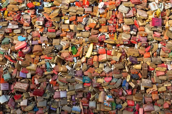 Liebesschlösser an einem Geländer