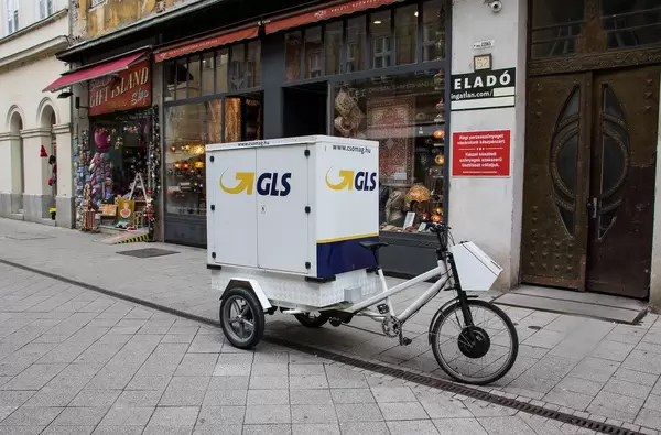 Liefer-Fahrrad des Speditionsunternehmens GLS in den Straßen von Budapesta