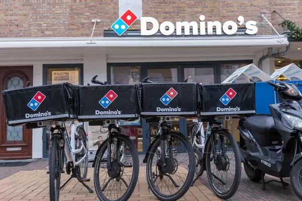 Liefer-Fahrräder mit Pizzaboxen von Domino’s in Zandvoort, Niederlanden