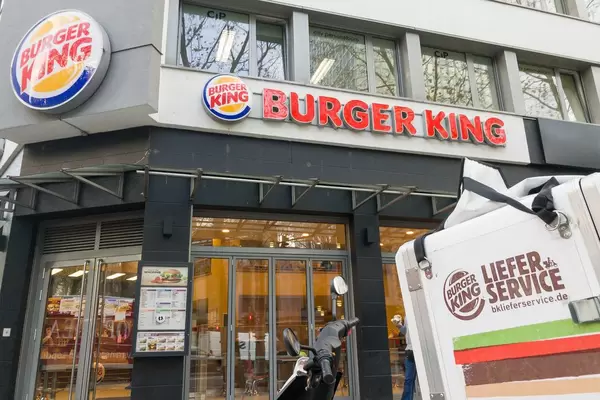 Liefermotorrad und Filiale von Burger King im Hintergrund