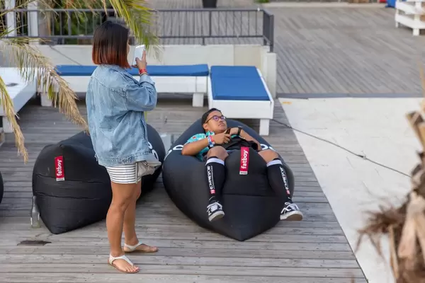 Liegen im Fatboy-Sitzsack während Freundin fotografiert