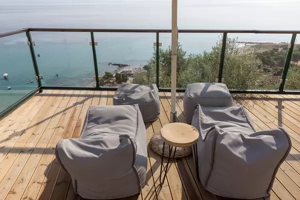 Liegesäcke auf der Hotelterrasse mit Blick aufs Meer