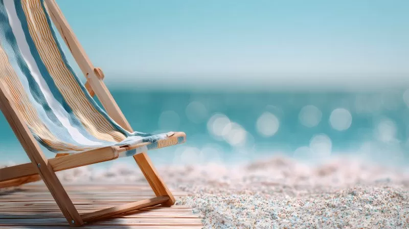 Liegestuhl am Sandstrand mit Blick auf das Meer