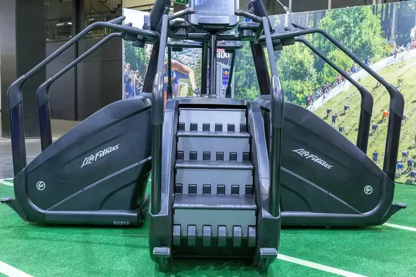 Life Fitness Treppensteiger Sportgerät für vier Personen auf der Fibo in Köln