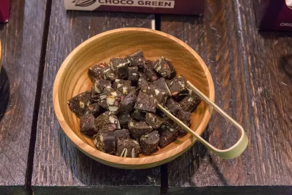 Lifebar Protein - Bio Organischer Vegan-Paleo-Riegel in der Variante Choco Green zum Probieren in einer Schale aus Holz