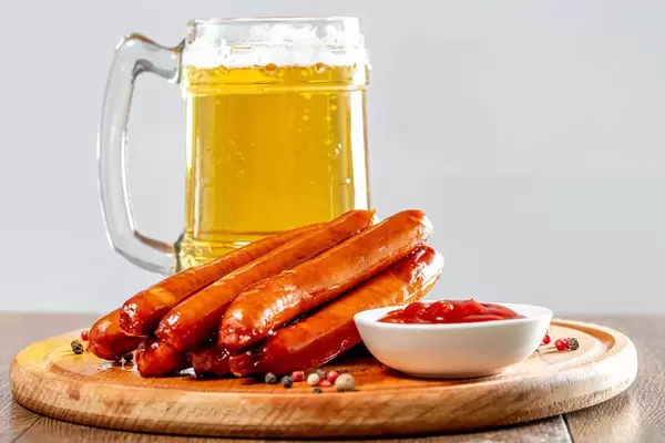 Light beer with grilled sausages and ketchup (Flip 2019)