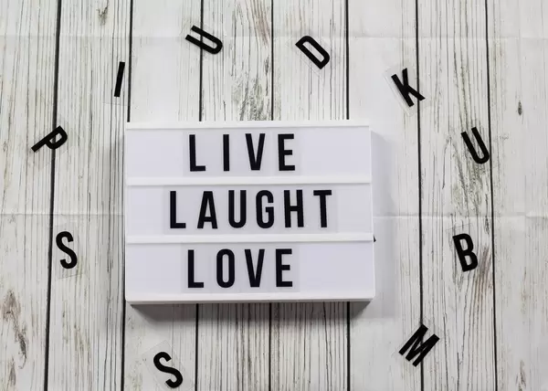 Lightbox Live Laught Love Buchstaben Holz Hintergrund