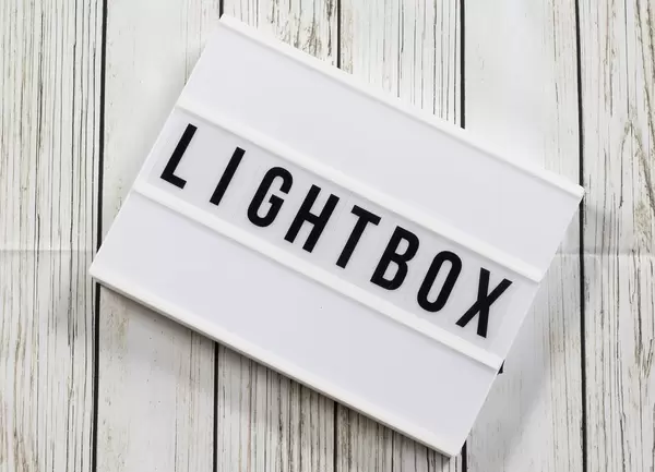 Lightbox mit Buchstaben Holz Hintergrund