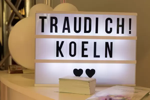 Lightbox mit dem Text TrauDich! Köln